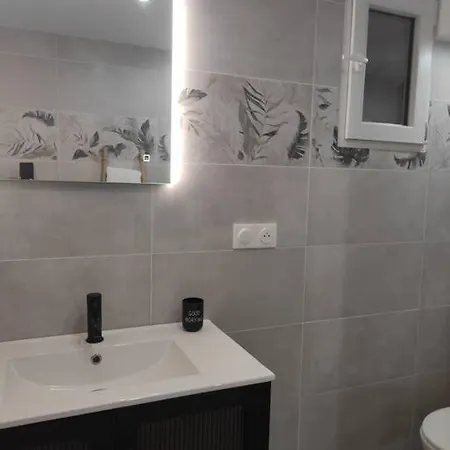 Holiday home Maison Rez De Chaussee, Espace Jardin Pres Du Centre D'arles Arles