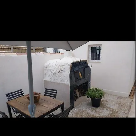 Maison Rez De Chaussee, Espace Jardin Pres Du Centre D'arles *
